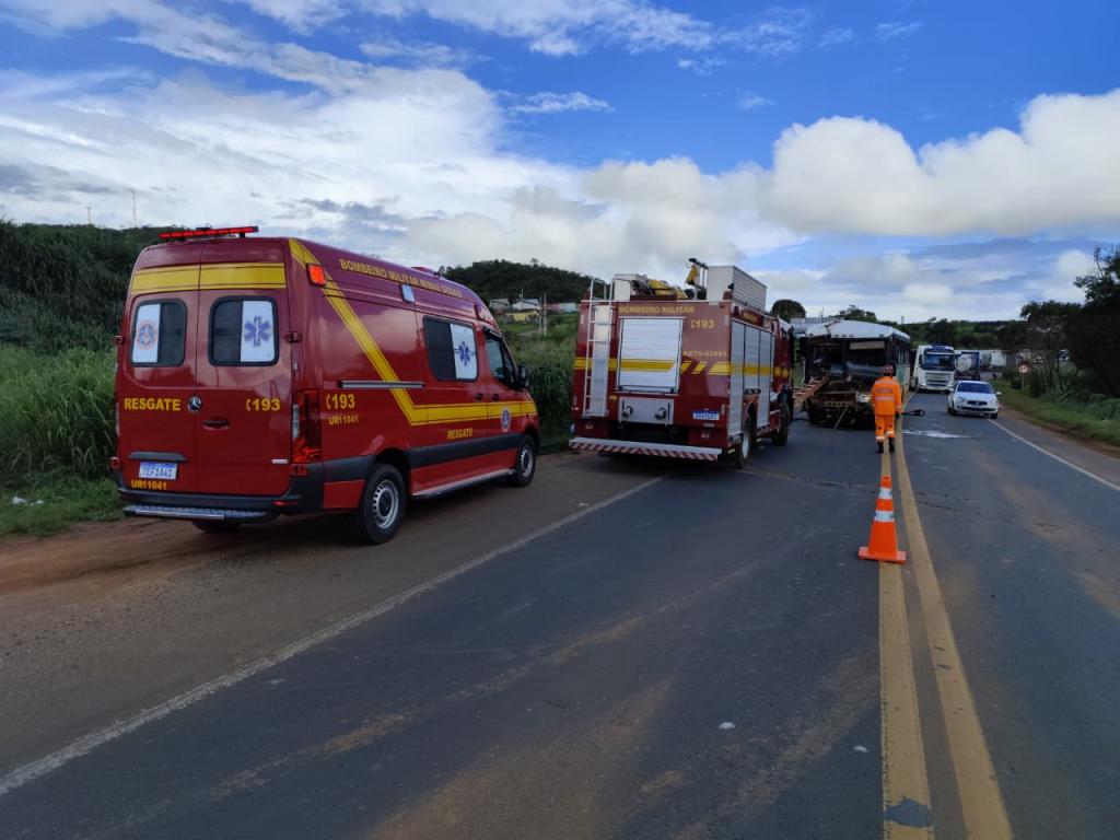 Imagem 1 do post Colisão entre ônibus rural e carreta deixa feridos leves na BR-365, em Patrocínio