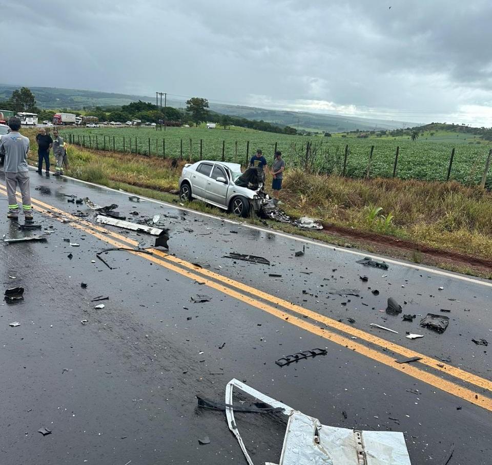 Colisão na MG-190 entre Nova Ponte e Iraí de Minas deixa dois mortos