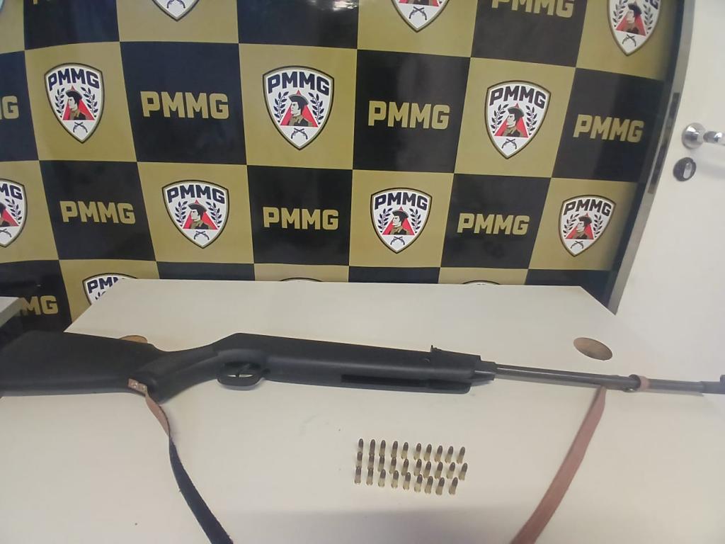 Homem é detido com arma adaptada e munições na...