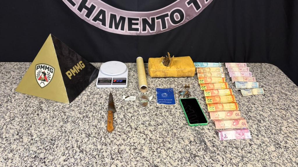Homem é detido com drogas e materiais usados no tráfico no bairro Santa Terezinha