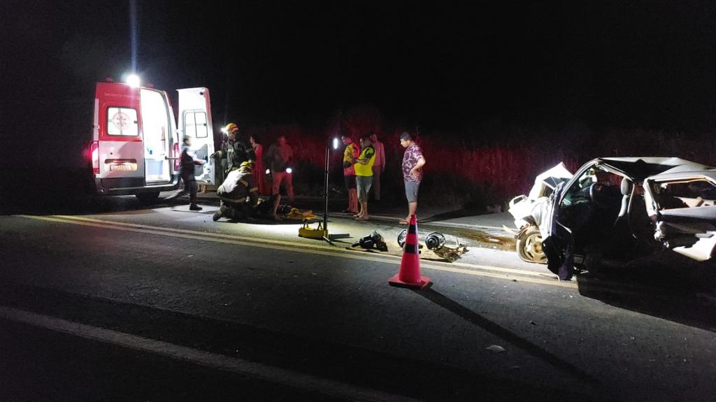 Imagem 2 do post Colisão entre carreta e carro deixa motorista preso às ferragens na BR-146, em Patrocínio