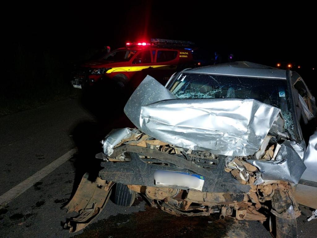 Colisão entre carreta e carro deixa motorista preso às ferragens na BR-146, em Patrocínio