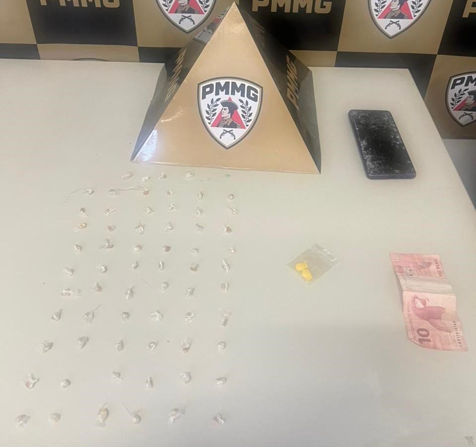 Homem é preso com drogas durante patrulhamento no bairro...