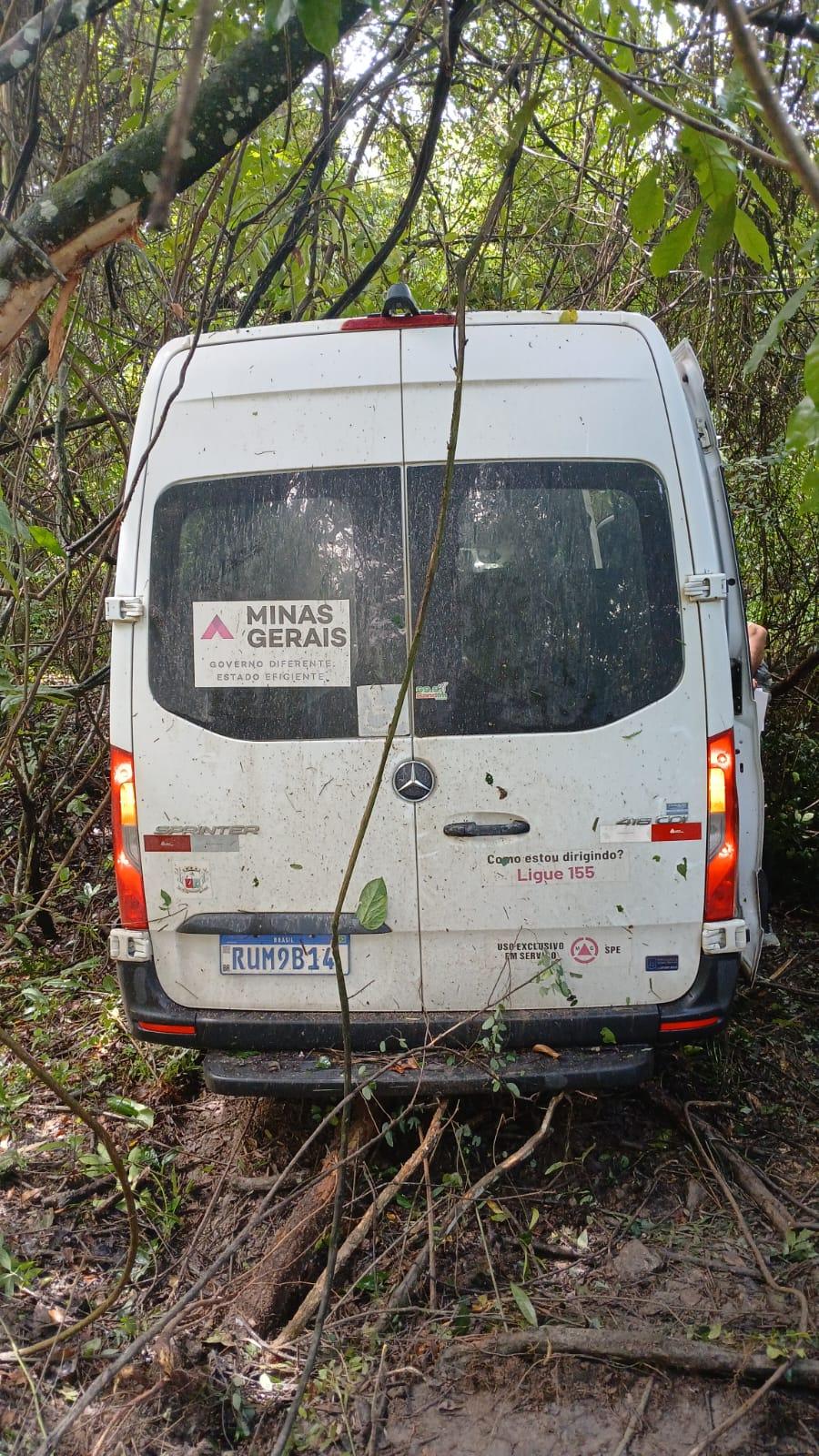 Imagem 1 do post Van da Prefeitura de Douradoquara sai da pista na MG-190 e deixa seis feridos