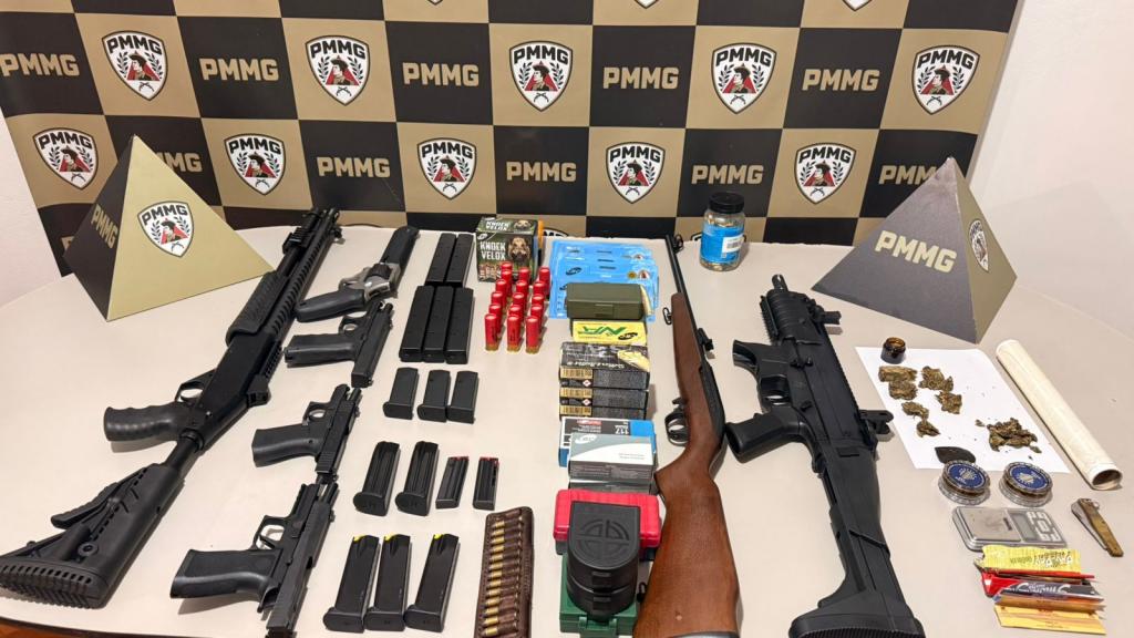 Acidente entre quatro veículos termina com apreensão de armas,...