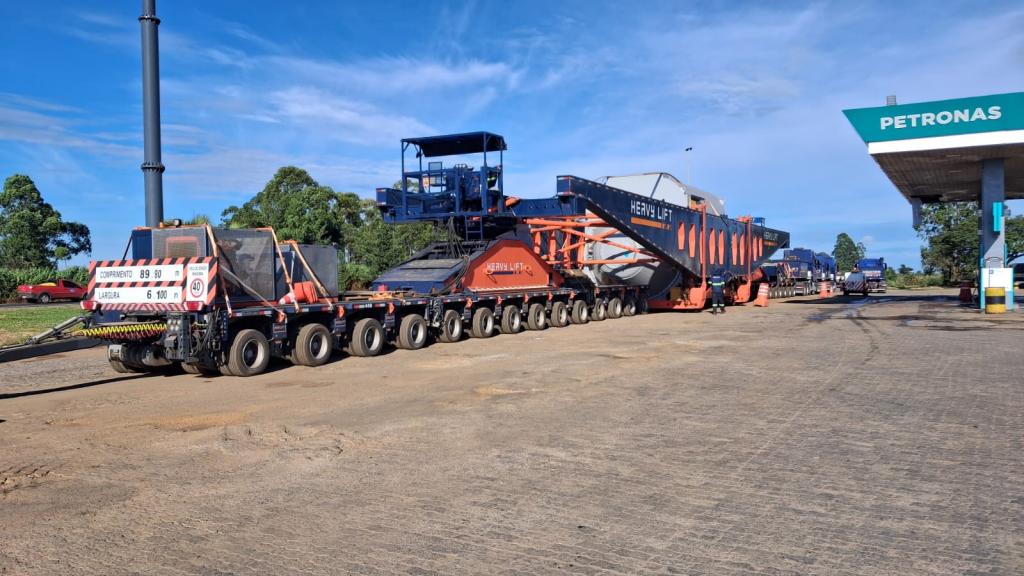Imagem 1 do post Carga gigante tem quase 90 metros e é escoltada na BR-365 entre Patos de Minas e Paracatu