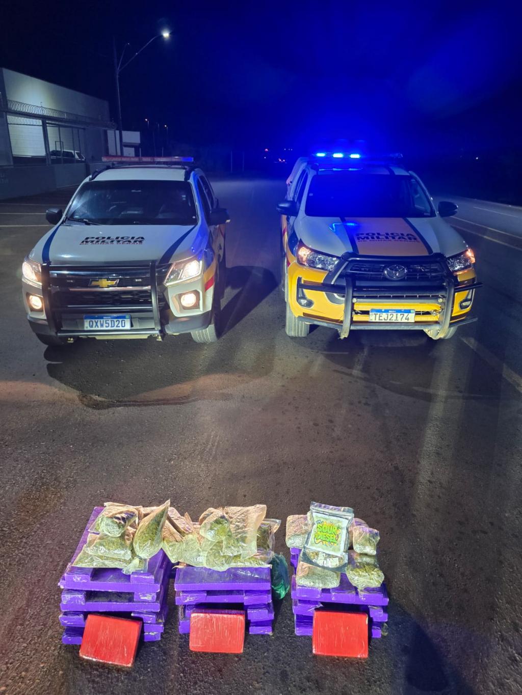 Imagem 3 do post Após bater em árvore durante fuga, dupla é presa com grande carga de drogas em Patos de Minas na BR-365