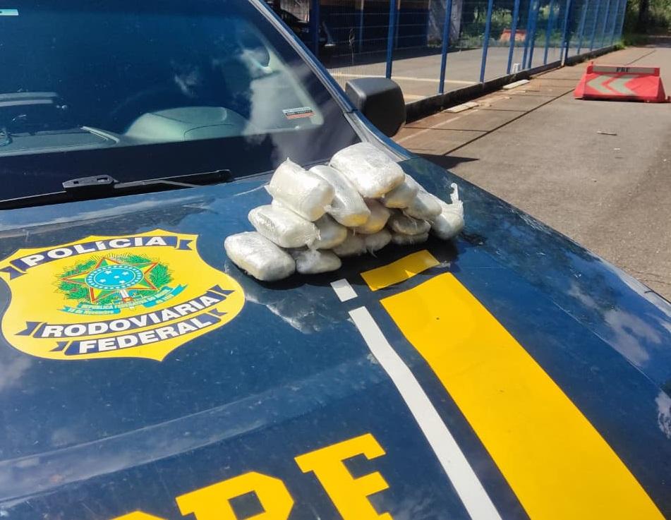 PRF prende na BR-365 mulher que transportava 15 tabletes de haxixe