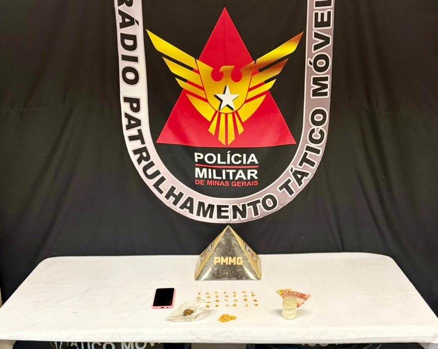 Três pessoas são presas por suspeita de tráfico; no local da batida policial havia crack e maconha