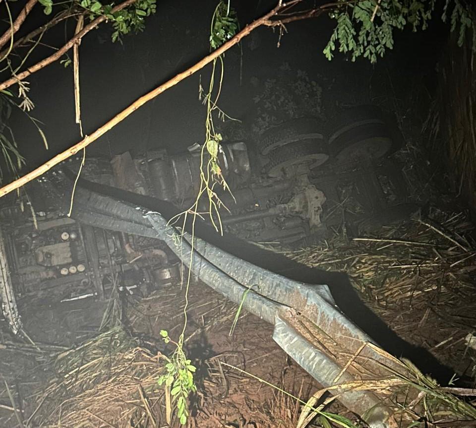 Caminhão carregado com cenouras tomba na BR-354, em Rio Paranaíba