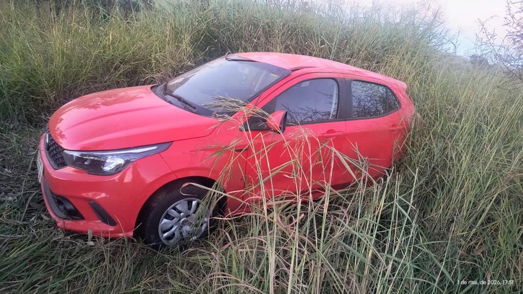 Motorista perde controle e carro tomba na MG-187, em Serra do Salitre