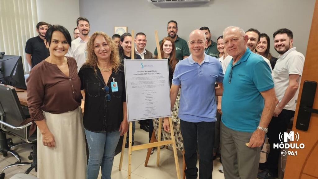 Santa Casa de Patrocínio recebe emenda de R$ 800 mil para implantação de novo laboratório de análises clínicas; inauguração simbólica é foi realizado nesta terça-feira (26)